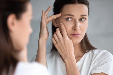 Women experiencing improved acne-prone skin with Sébium serum.