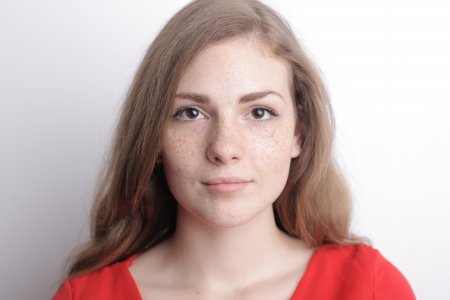 žena s pigmentovanou tvárou
